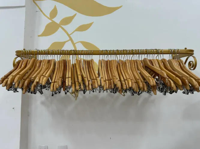 CABIDES DE MADEIRA COM PREGADORES
