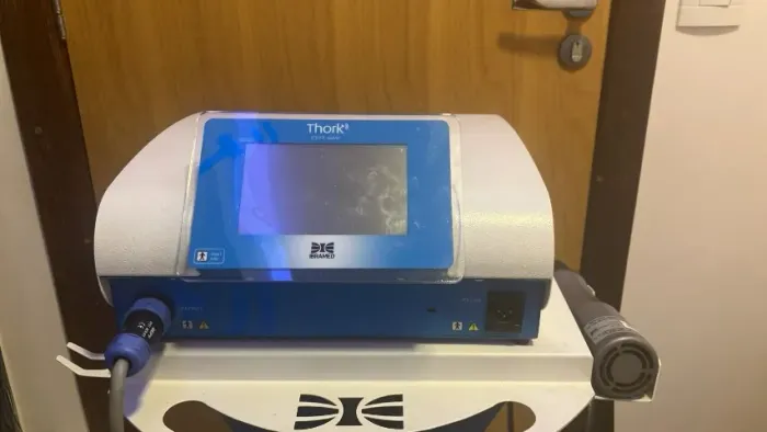 Aparelho THORK Shock Wave IBRAMED alta performance para tratamentos musculoesqueléticos
