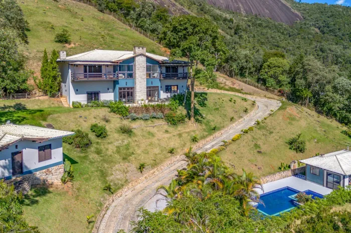 Casa com 5 quartos em Condomínio Exclusivo de Petrópolis.