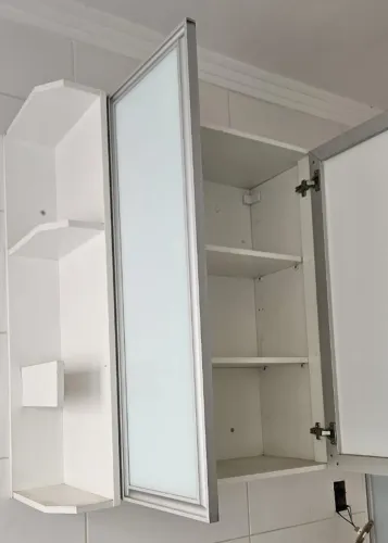 Armário de Cozinha Planejado Branco com Portas de Vidro - Cristaleira