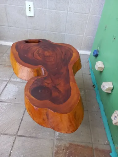 Mesa de centro em madeira maciça 