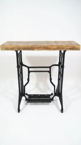Mesa console industrial de máquina de costura com tampo de madeira rústica.