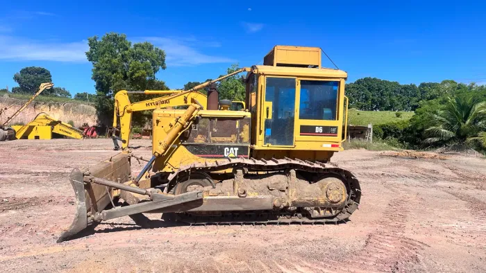 Trator de Esteiras Caterpillar D6