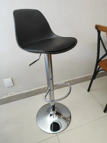 Banqueta elegante e confortável, altura regulável