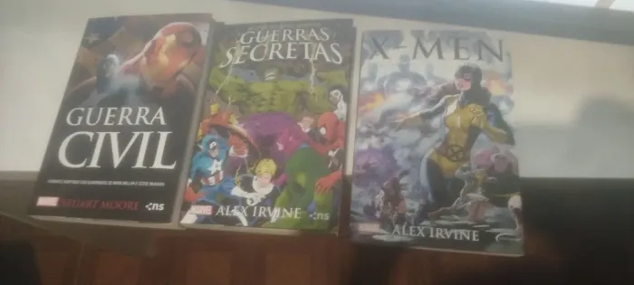 Vendo 3 livros da Marvel