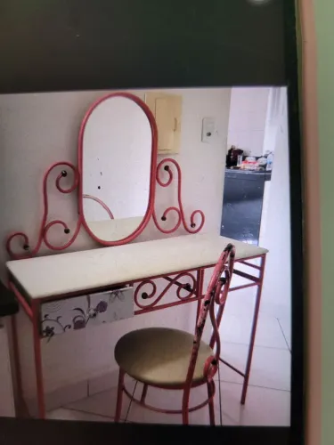 Penteadeira Retrô em Ferro Rosa com Espelho, Tampo de Pedra e Cadeira