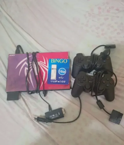 Vídeo game no valor de R$ 350,00. Playstation 2 Acompanham dois controles da Sony e pen-dr
