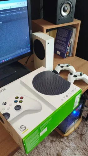 Xbox Series S + 2 Controles Originais + Kit Pilhas Recarregáveis Duracell (Com Caixa)