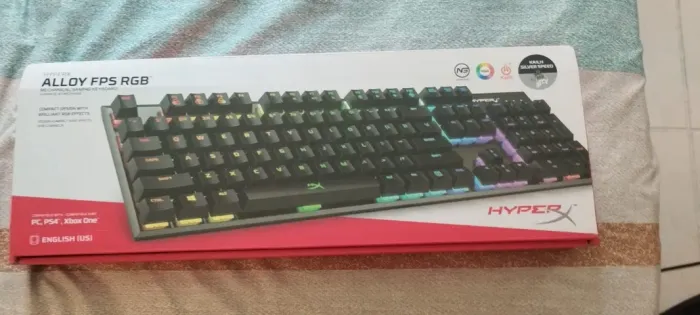 Teclado gamer hyperx compatível para Xbox PS4 e 5 e Pc com switch cinza e tem RGB