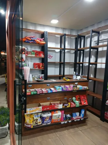 Moveis para loja em pinus rustico fabricamos