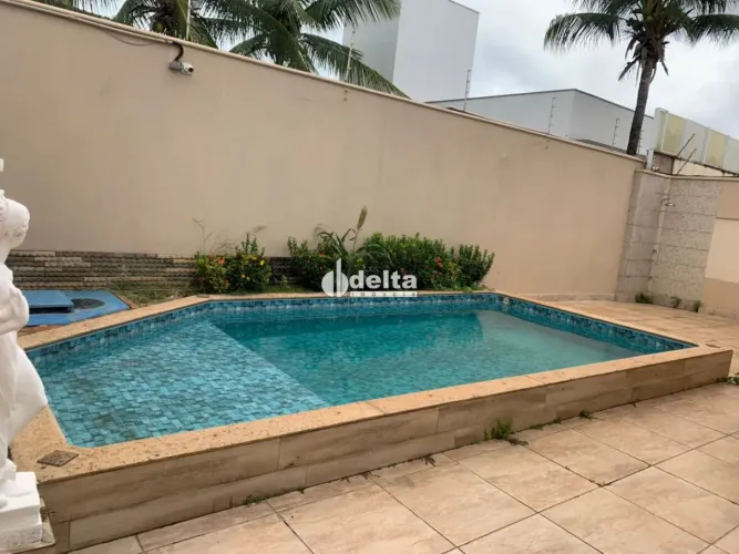 Casa com 3 quartos sendo 2 suíte disponível para venda no bairro Jardim Karaíba em Uberlân