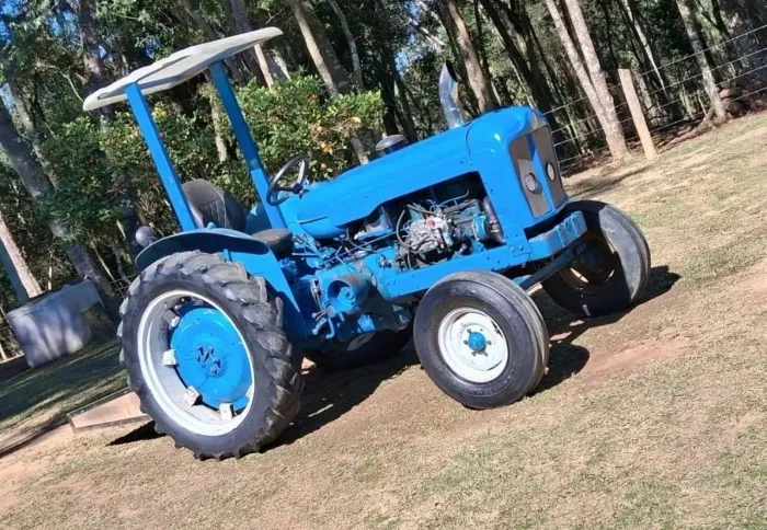 Trator Ford major com implementos pacote fechado 