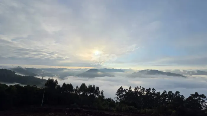 SITIO EM TOPO DE MORRO COM NASCER E POR DO SOL