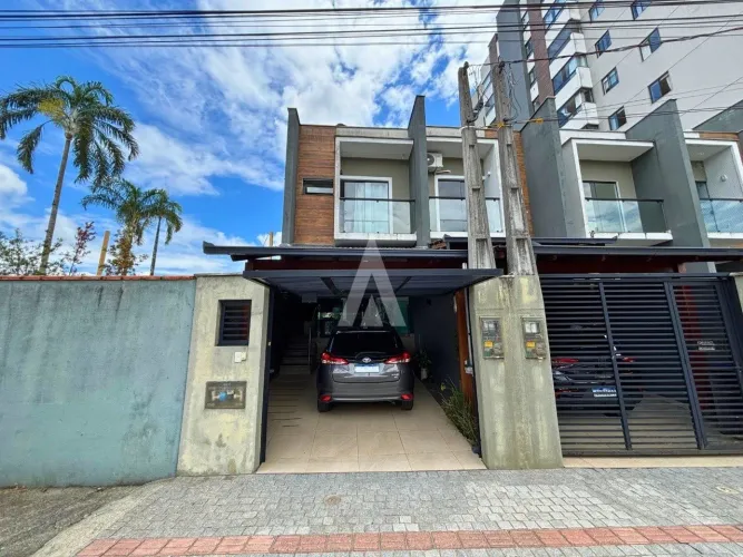 Sobrado Geminado com 2 suítes à venda no bairro Santo Antonio em Joinville, por R$ 475.000
