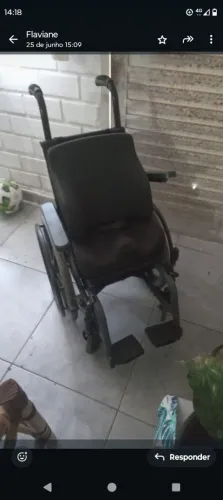 Minha amiga Flávia tem uma cadeira de rodas infantil pra vender