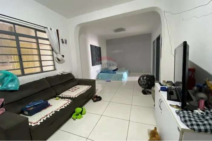 Prédio - Apto com 3 dormitórios, 1 banheiro, quintal + 5 boxes comerciais para renda