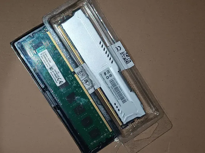 Memória RAM DDR3 2x8 16gb uma com dissipador de temperatura e outra sem 