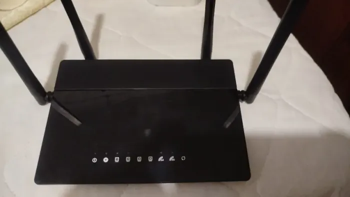 Roteador D-link Dir-841 Conexão sem fio. Tem uma velocidade de 0TB/s. Banda dupla de 2.4