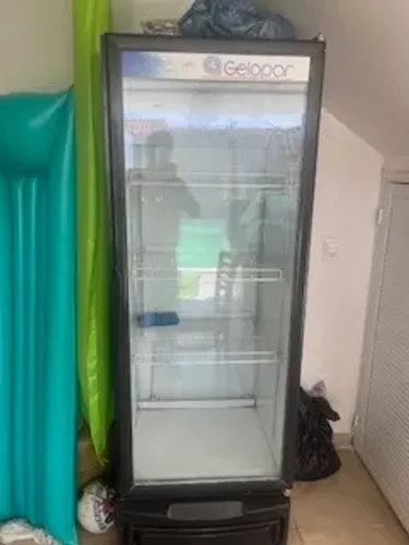 Vendo GELADEIRA EXPOSITORA 410 LITROS, GELOPAR. 220 volts. Gela muito, controlador de temp