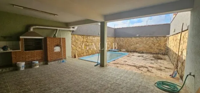 Casa à venda no centro da cidade com 3 quartos, piscina, garagem para 4 carros