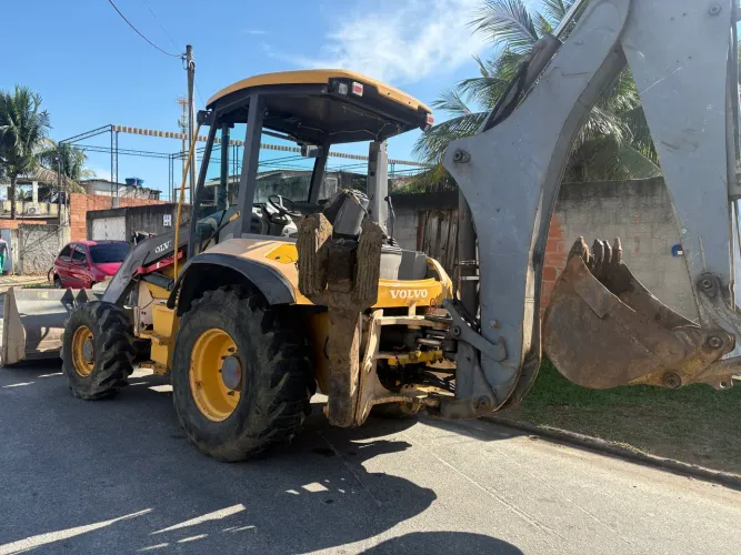 Retroescavadeira volvo 4x4 2013