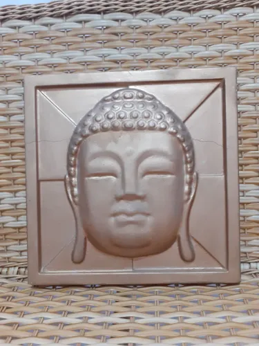 PLACA GESSO COM ROSTO DE BUDA 