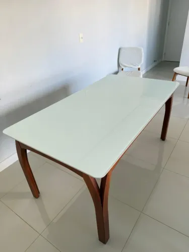 Mesa com tampo de vidro da Jacaúna