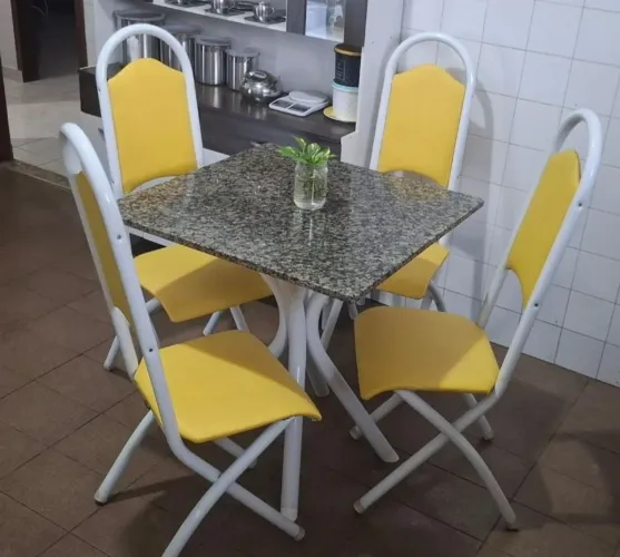 Mesa de Mármore com 4 Cadeiras 