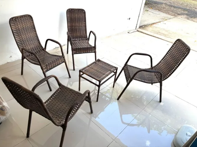 Conjunto de 04 cadeiras + mesa de centro