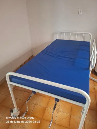 Cama hospitalar 2 manivelas com colchão de solteiro e um suporte pra soro ou dieta.  Telef