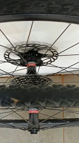 Rodas vzan com cubos novatec aro 700 eixo passante