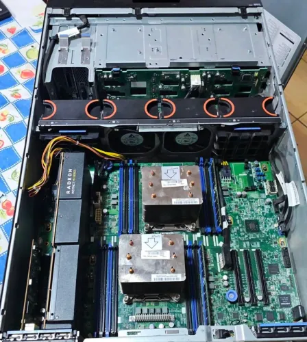 Servidor Torre Lenovo TD350 Dual Xeon 24C/48T 32GB RAM | RAID 720i | Baias 3.5 LFF 4U
