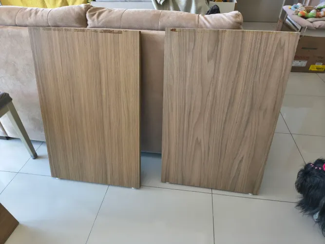 2 peças de MDF amadeirado com detalhes 