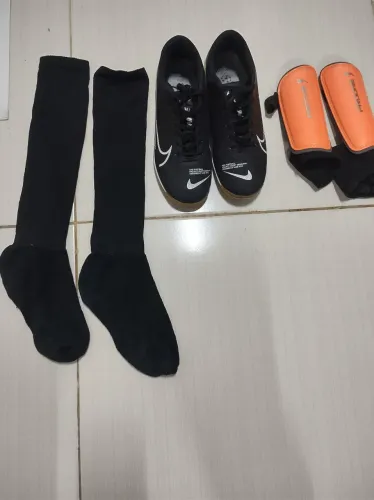 Kit futsal: tênis, caneleiras, tornozeleiras e meia.