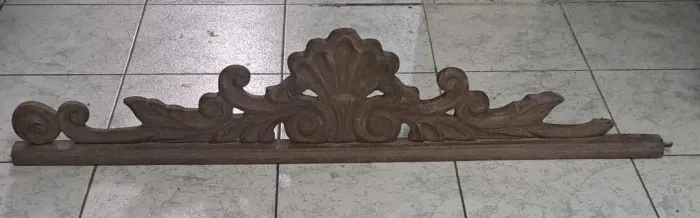 Ornamento de madeira estilo antigo