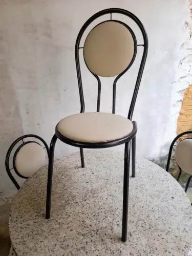 Mesa de Pedra de Mármore 1m (Pedra Impecável) + 4 Cadeiras de Ferro - Conservadíssima!