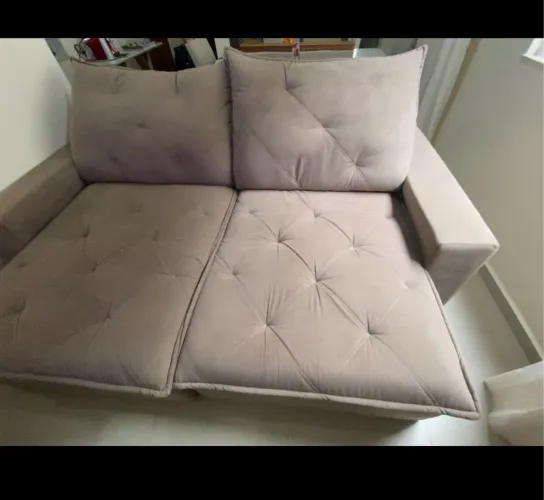 Sofá retrátil em perfeito estado com várias posições de encosto e assento 