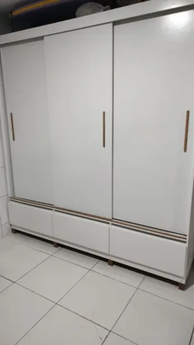 Guarda roupas grande com portas de correr