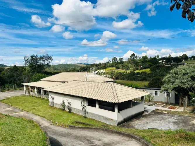 Chácara de 4.700 m² á Venda com Água nos Fundos, 04 Quartos, Pomar e Galinheiro em Itaguar