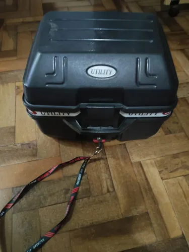 Baú de moto , marca utility. Vem com chave e suporte, quero comprar outro para a minha .