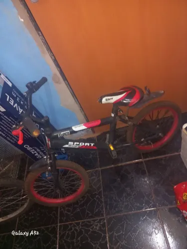 Vendo 3 bicicletas, 2 de menina e 1 de menino, estão bem conservadas, as 3 por 280