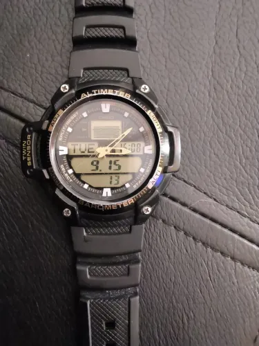 Vendo relógio casio com triplo sensor: altímetro, barômetro e termômetro. Zerado.