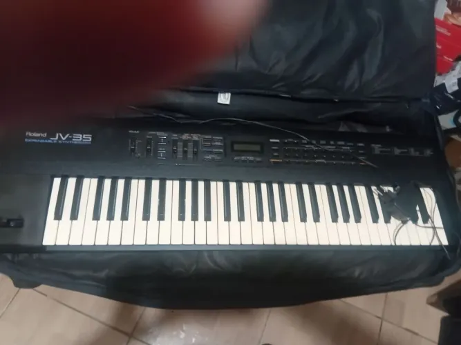 Sintetizador roland JV 35