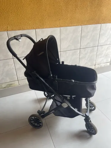 Carrinho de bebê e bebê conforto 