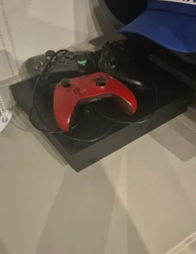 Kit Xbox One X 1TB 4K + 2 Controles + 11 Jogos em Mídia Física Completo
