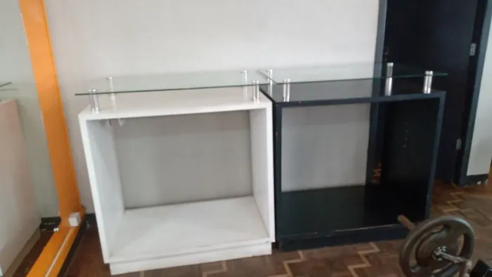 Balcão para loja com tampo de vidro e cabideiro