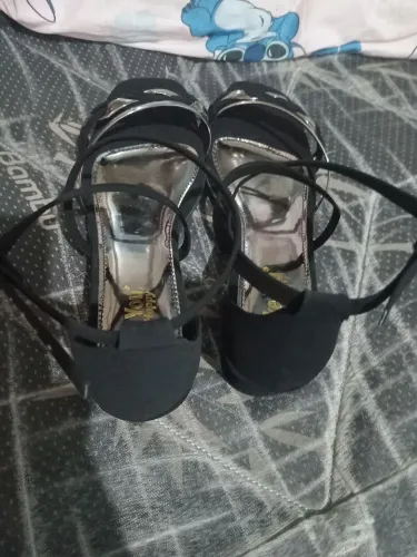 Vendo uma sandalia preta nova 