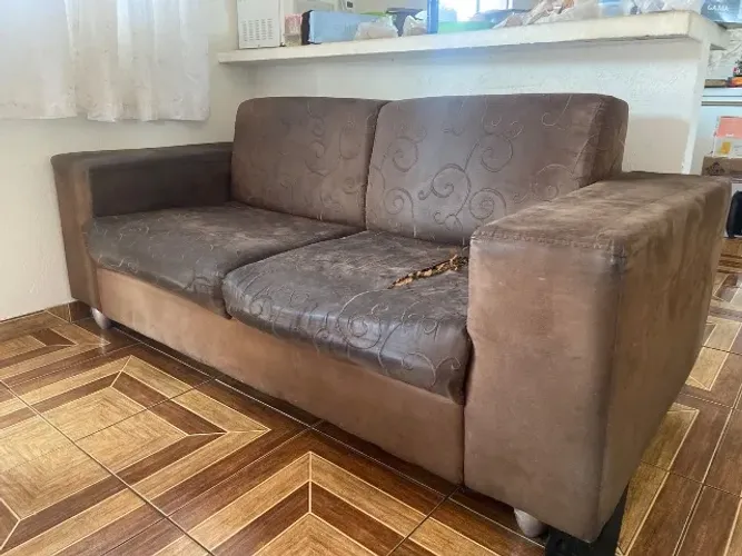 Vendo jogo de sofá. Grande de 3 lugares e um menor de dois lugares.