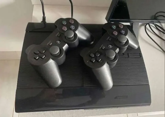 PS3 LOTADO DE JOGOS E 2 CONTROLES 