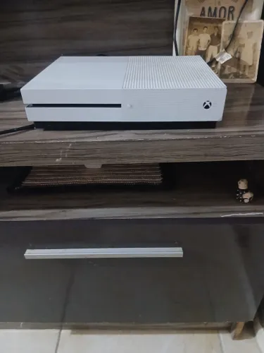 Xbox ones + 1hd de 1 Tb +2 controles +de 100 jogos  1000$$ pra sair agora